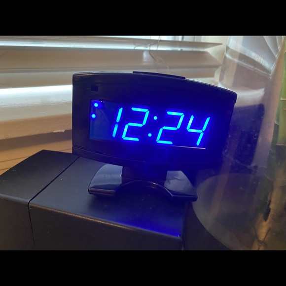 Sharp Model SPC106Digital Alarm Clock Display Blue Shape of Flatscreen TV - Picture 2 of 12